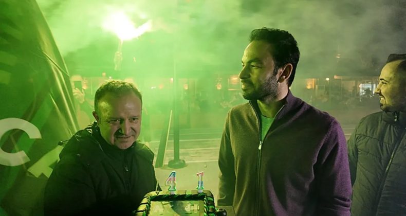 Kocaelispor Taraftarlarından Sel&ccedil;uk İnan'a Doğum G&uuml;n&uuml; S&uuml;rprizi!