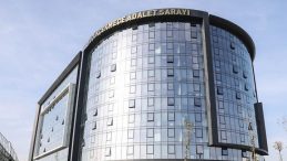 K&uuml;&ccedil;&uuml;k&ccedil;ekmece Adliyesi'nde Hakime Saldırmaya &Ccedil;alışan Avukat G&ouml;zaltına Alındı