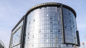 K&uuml;&ccedil;&uuml;k&ccedil;ekmece Adliyesi'nde Hakime Saldırmaya &Ccedil;alışan Avukat G&ouml;zaltına Alındı