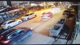 K&uuml;&ccedil;&uuml;k&ccedil;ekmece'de 5 Aracın Karıştığı Zincirleme Kaza G&uuml;venlik Kamerasında Kaydedildi