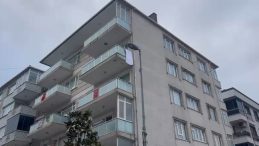 K&uuml;&ccedil;&uuml;k&ccedil;ekmece'de İstinat Duvarı &Ccedil;&ouml;kt&uuml;: 5 Katlı Bina Tahliye Edildi