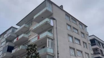 K&uuml;&ccedil;&uuml;k&ccedil;ekmece'de İstinat Duvarı &Ccedil;&ouml;kt&uuml;: 5 Katlı Bina Tahliye Edildi