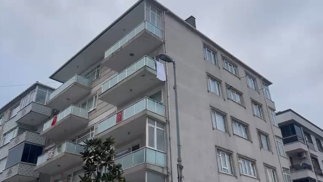 K&uuml;&ccedil;&uuml;k&ccedil;ekmece'de İstinat Duvarı &Ccedil;&ouml;kt&uuml;: 5 Katlı Bina Tahliye Edildi