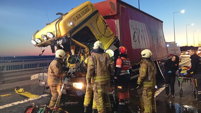 Kuzey Marmara Otoyolu'nda Kamyon TIR'a &Ccedil;arptı