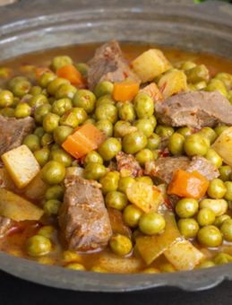 Lokum gibi oluyor! Etli bezelye yemeği tarifi