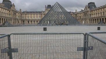 Louvre M&uuml;zesi M&uuml;d&uuml;r&uuml; des Cars&rsquo;ın İstifası, Macron Tarafından Onaylandı