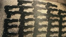 Makas Atıp Trafiği Tehdit Eden Şahsın Aracından &Ccedil;ok Sayıda Silah &Ccedil;ıktı