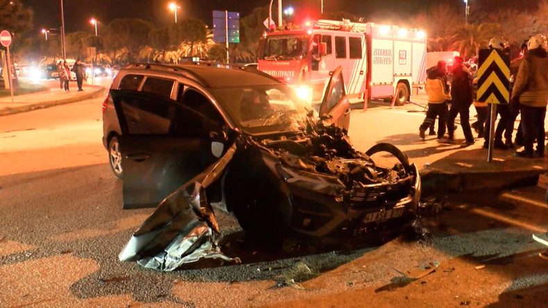 Maltepe'de Feci Kaza! İki Ara&ccedil; Kafa Kafaya &Ccedil;arpıştı: Altı Yaralı