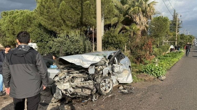 Manisa'da 3 Ara&ccedil; Birbirine Girdi: 2 &Ouml;l&uuml;, 4 Yaralı