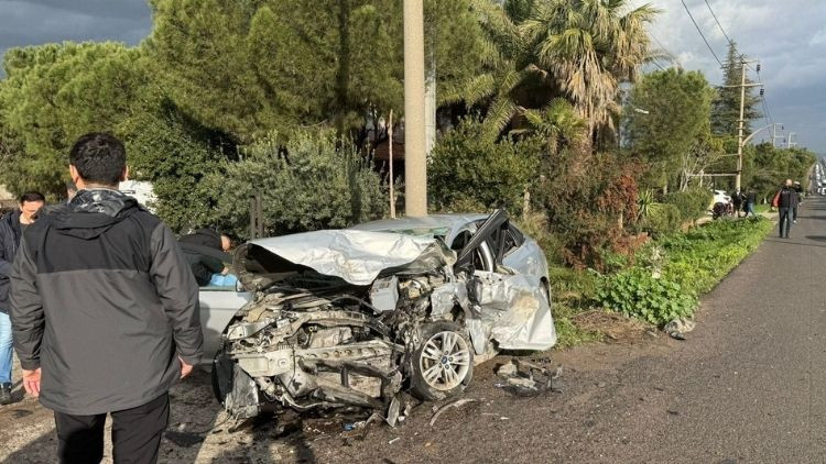 Manisa'da 3 Ara&ccedil; Birbirine Girdi: 2 &Ouml;l&uuml;, 4 Yaralı