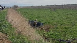 Manisa&rsquo;da otomobil tarlaya u&ccedil;tu: 2 yaralı!