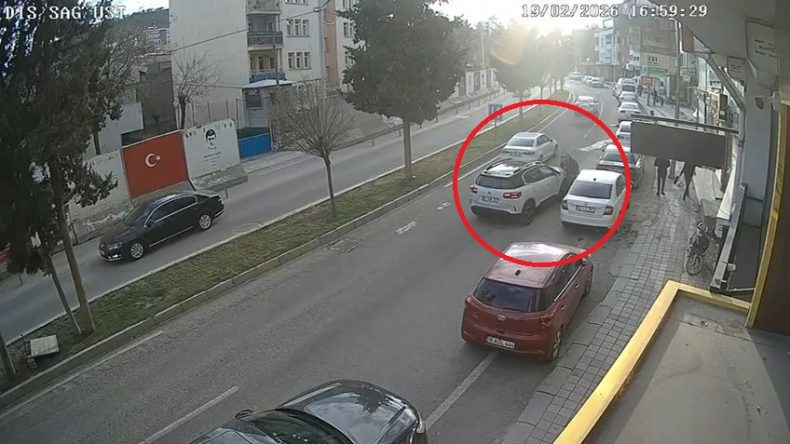 Mardin'de Cipin &Ccedil;arptığı &Ouml;ğretmen Yaralandı; Kaza Kamerada