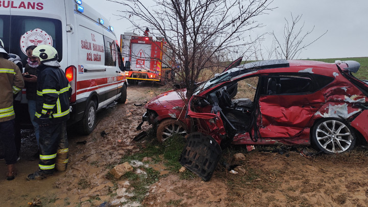 Mardin'de Feci Kaza: Otomobil ile TIR &Ccedil;arpıştı!