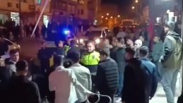 Mardin'de Şaşırtıcı Kavga Anları Kameralara Yansıdı: Tekme, Kova ve Fır&ccedil;alar U&ccedil;uştu!