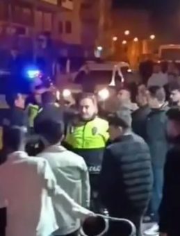 Mardin'de Şaşırtıcı Kavga Anları Kameralara Yansıdı: Tekme, Kova ve Fırçalar Uçuştu!