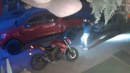 Market &Ouml;n&uuml;ndeki Peluş Ayıcığın &Ccedil;alınma Anı Kamerada