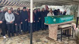 Matematik &Ouml;ğretmeninin Kalp Krizi Sonrası Hayatını Kaybetmesi: Cenaze T&ouml;reninde Duygusal Anlar