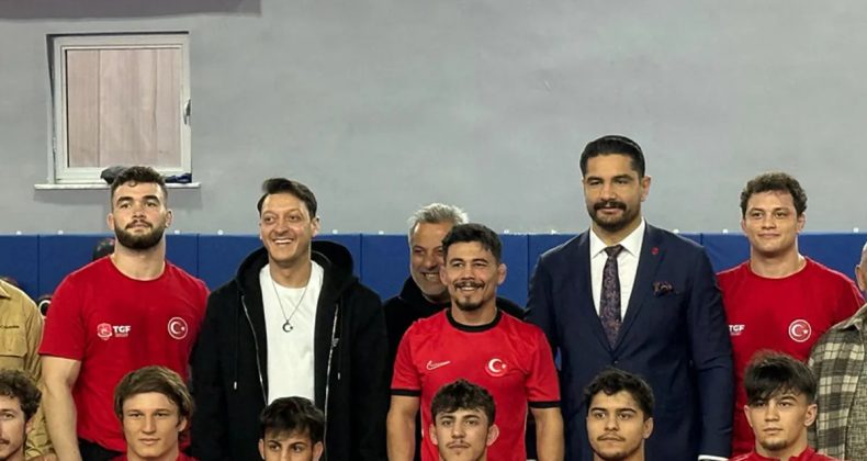 Mesut &Ouml;zil'den Galatasaray ve Fenerbah&ccedil;e a&ccedil;ıklamaları! Şampiyonluk favorisini duyurdu