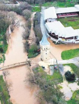 Meydanları Su Bastı, Yollar &Ccedil;&ouml;kt&uuml;