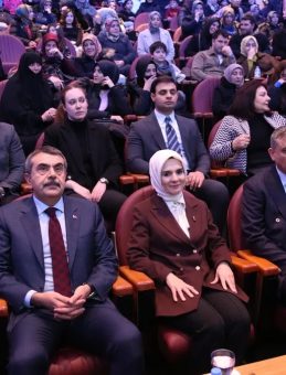 Milli Eğitim Bakanı Tekin, Erzurum'daki Sosyal Konut Projesinde Eşya Masraflarını &Uuml;stlendi