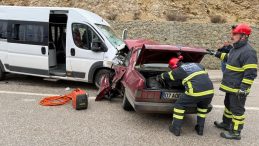 Minib&uuml;s ve Otomobil &Ccedil;arpıştı: 2 &Ouml;l&uuml;, 4 Yaralı