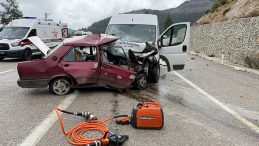 Minib&uuml;sle &Ccedil;arpışan Otomobilin S&uuml;r&uuml;c&uuml;s&uuml; ve Eşi Hayatını Kaybetti