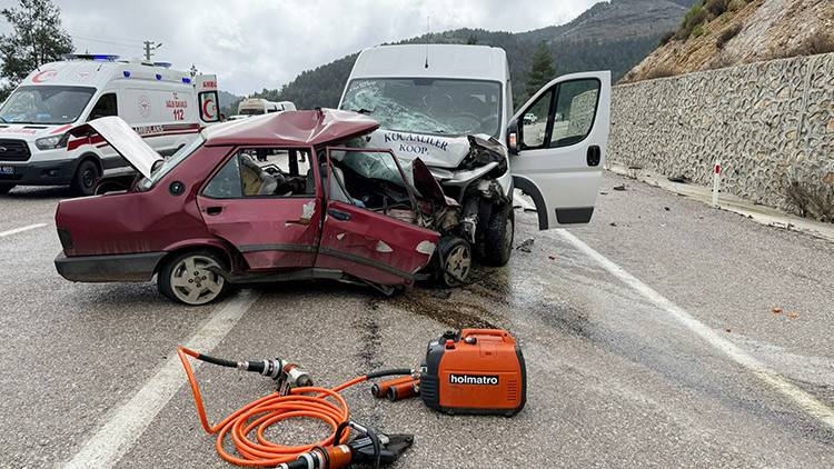 Minib&uuml;sle &Ccedil;arpışan Otomobilin S&uuml;r&uuml;c&uuml;s&uuml; ve Eşi Hayatını Kaybetti