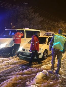 Muş-Bing&ouml;l kara yolunda mahsur kalan 80 kişi kurtarıldı