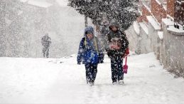 Muş'un 3 il&ccedil;esinde eğitime kar engeli