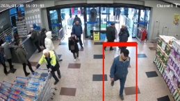 M&uuml;şteri Kılığına Girip Ayakkabıyı Giydi, Telefonu &Ccedil;aldı