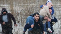 Nehir Taştı, Baba ve &Ccedil;ocuklarını İtfaiye Kurtardı