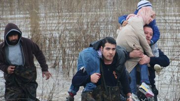 Nehir Taştı, Baba ve &Ccedil;ocuklarını İtfaiye Kurtardı