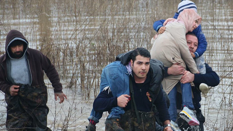 Nehir Taştı, Baba ve &Ccedil;ocuklarını İtfaiye Kurtardı