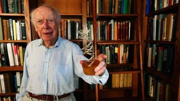 Nobel &Ouml;d&uuml;ll&uuml; Bilim İnsanı Epstein'in Dairesinde &Uuml;&ccedil; Kadınla G&ouml;r&uuml;nt&uuml;lendi
