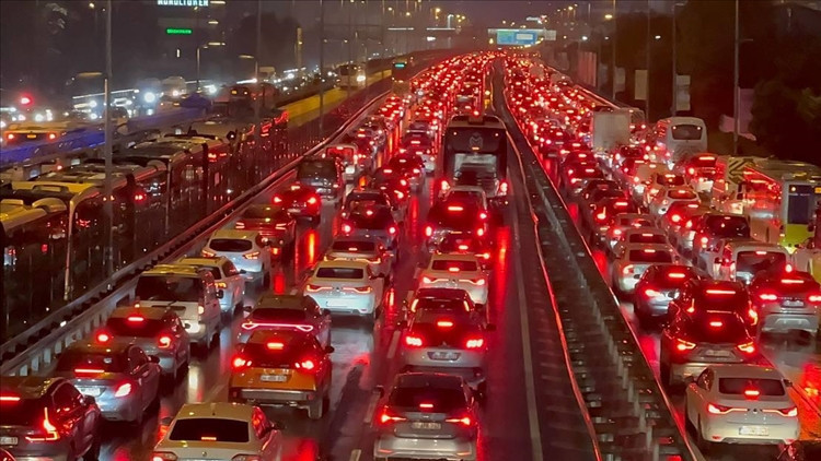 Okullarda Ara Tatil Sona Erdi; İstanbul'da Trafik Yoğunluğu