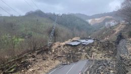 Ordu-Tokat Yolunda Heyelan Nedeniyle 300 Metrelik Yol &Ccedil;&ouml;kt&uuml;