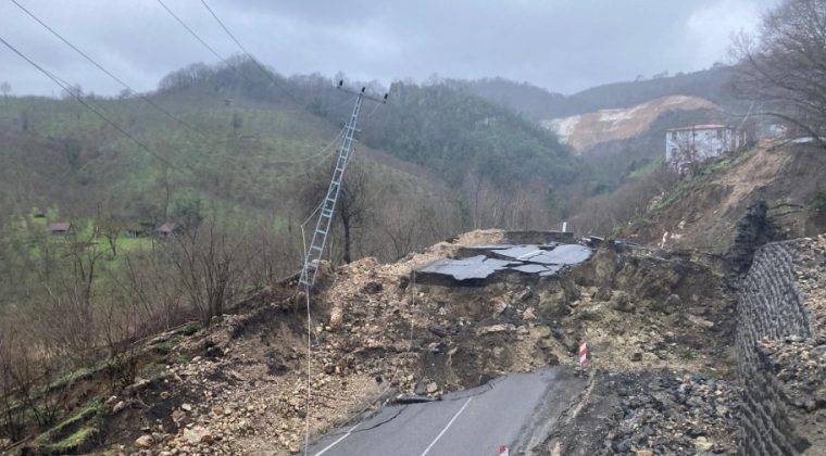 Ordu-Tokat Yolunda Heyelan Nedeniyle 300 Metrelik Yol &Ccedil;&ouml;kt&uuml;