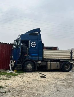 Otob&uuml;sle &Ccedil;arpışan TIR, Barakaya Girdi: Yaralılar İ&ccedil;in Dakikalarca Arama Yapıldı!