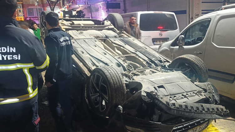 Otomobil, 6 Araca &Ccedil;arparak Takla Attı