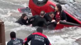 Otomobil Hafif Ticari Ara&ccedil;la &Ccedil;arpıştı, Nehre U&ccedil;arak Hurdaya D&ouml;nd&uuml;; Anne ve Kızı Yaralı!