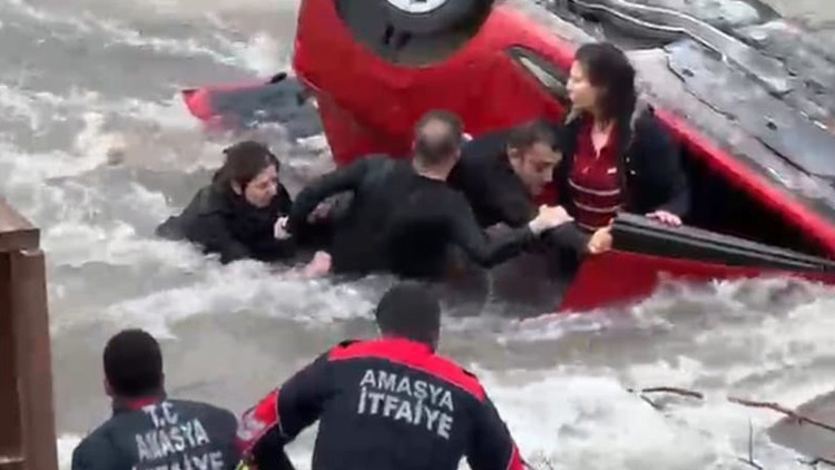 Otomobil Hafif Ticari Ara&ccedil;la &Ccedil;arpıştı, Nehre U&ccedil;arak Hurdaya D&ouml;nd&uuml;; Anne ve Kızı Yaralı!