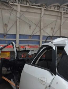 Otomobil TIR'a Ok Gibi Saplandı: 2 &Ouml;l&uuml;!