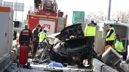 Otoyolda Gişelere &Ccedil;arpan Ara&ccedil;ta S&uuml;r&uuml;c&uuml; Hayatını Kaybetti