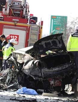 Otoyolda Gişelere &Ccedil;arpan Ara&ccedil;ta S&uuml;r&uuml;c&uuml; Hayatını Kaybetti