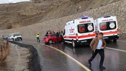 &Ouml;ğrenci Servisi Otomobile &Ccedil;arptı: 12 Yaralı