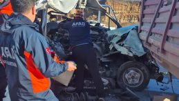 &Ouml;ğrenci Servisi TIR'a &Ccedil;arptı: 1 Kişi Hayatını Kaybetti, 7 Kişi Yaralandı