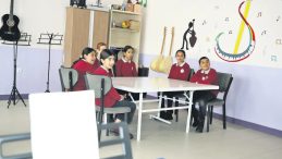 &Ouml;ğrenciler Ayb&uuml;ke &Ouml;ğretmenin İzinde