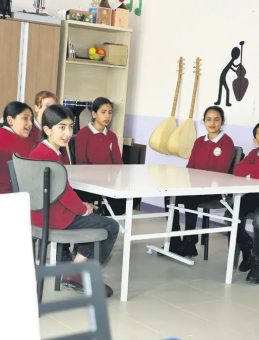 &Ouml;ğrenciler Ayb&uuml;ke &Ouml;ğretmenin İzinde