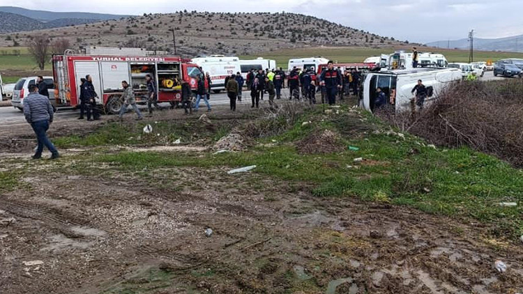 &Ouml;ğrencileri Taşıyan Minib&uuml;s ile Otomobil &Ccedil;arpıştı: 6 Yaralı