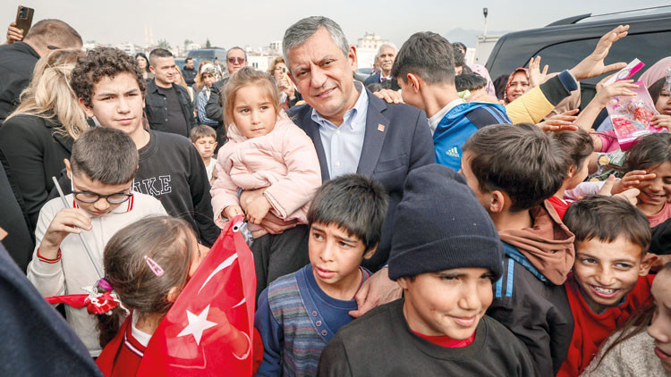 &Ouml;zel: Depremin siyaseti olmaz